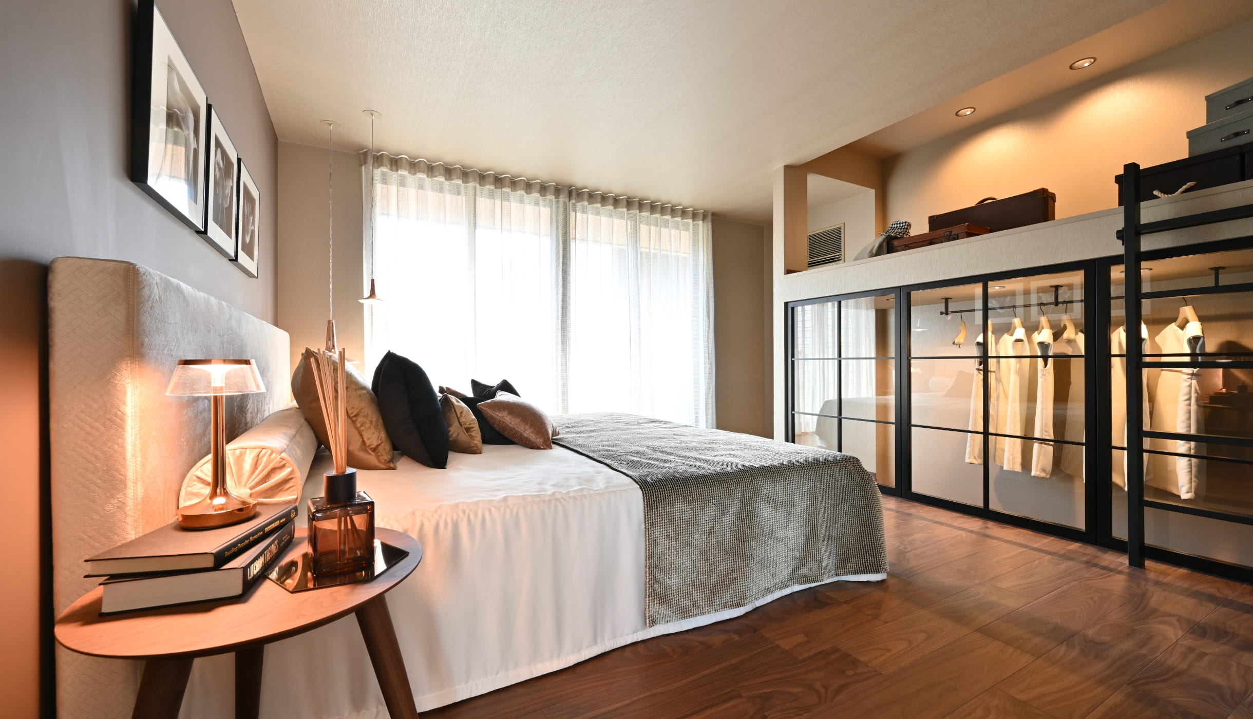 ベッドルームにゆとり感をもたらす、段差を活かしたクローゼット