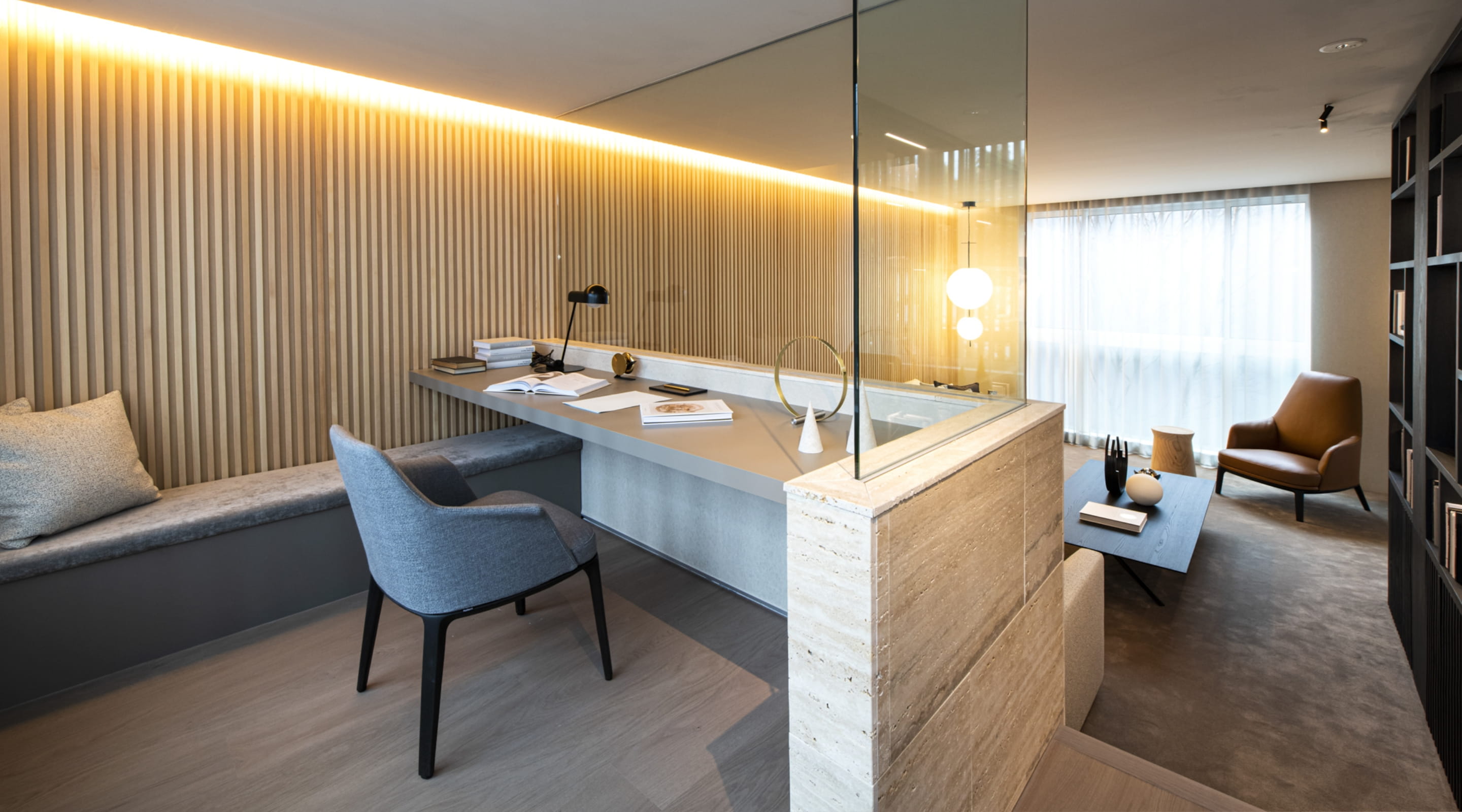 目線の高さを変えることで二面性のある空間に