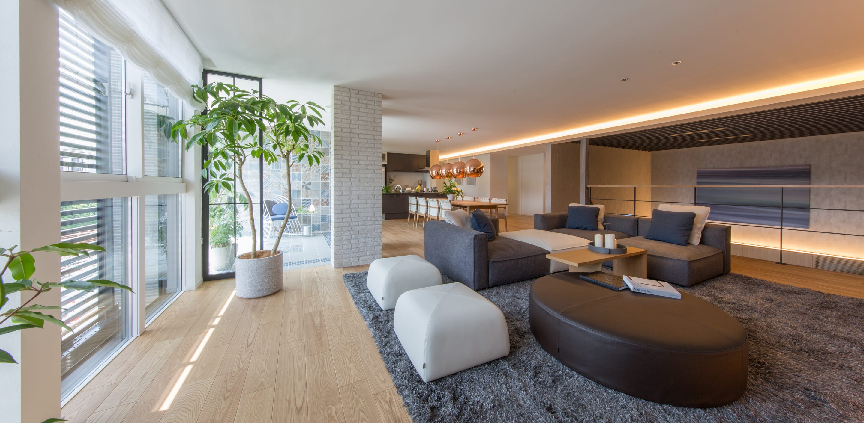 大きな窓からすみずみまで光が満ちる、奥行きのあるLDK