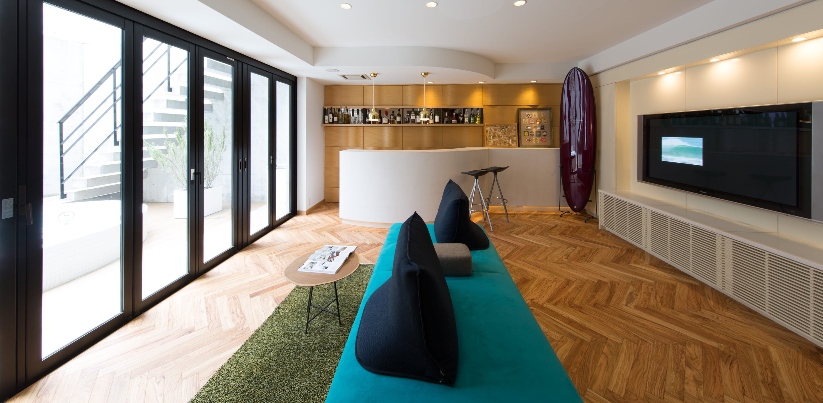 窓を開ければテラスと一体になるリゾート感あふれるリビング