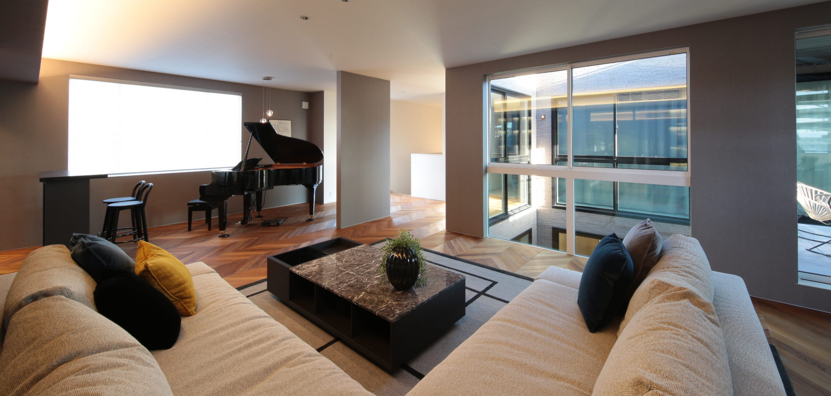 パティオ＋吹き抜けを囲む窓が、建物の深部にまで光を取り込む