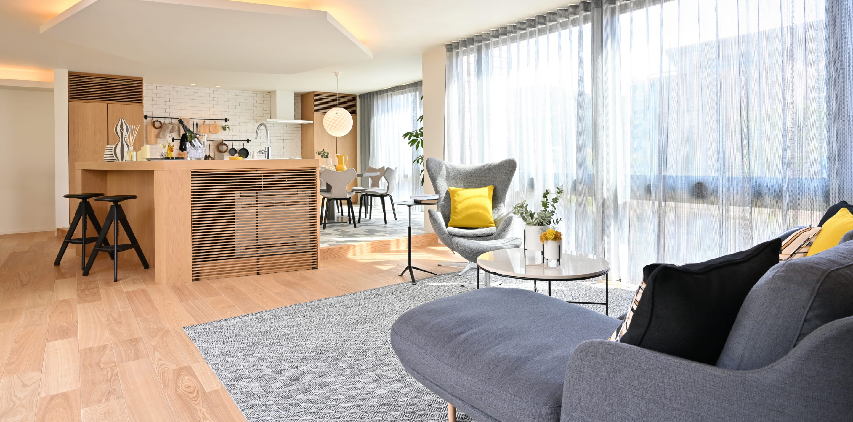 光に映える、洗練とぬくもりが共存する北欧インテリア