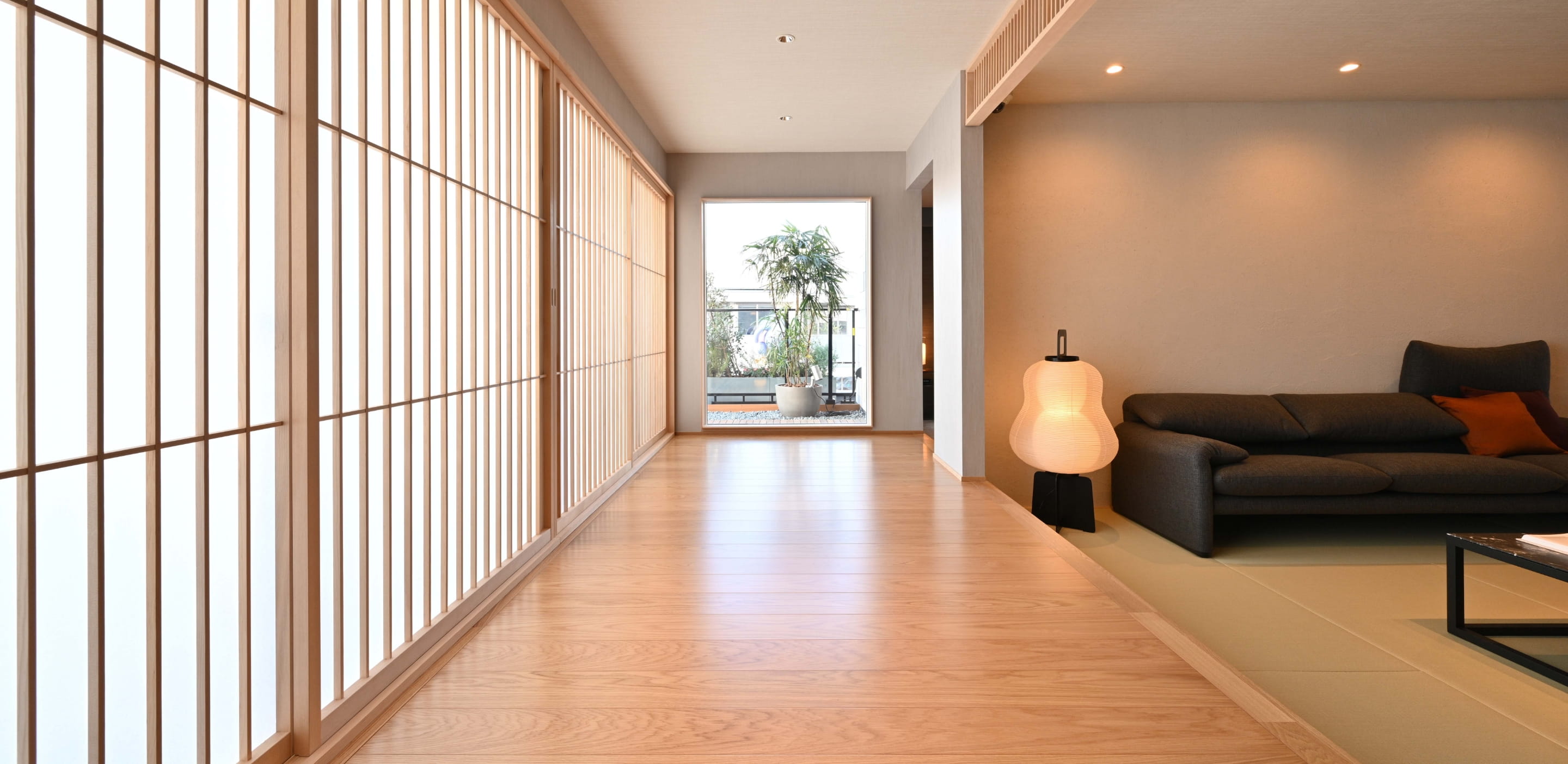 格子越しの柔らかな光が美しい、陰翳礼讃を感じさせる和空間