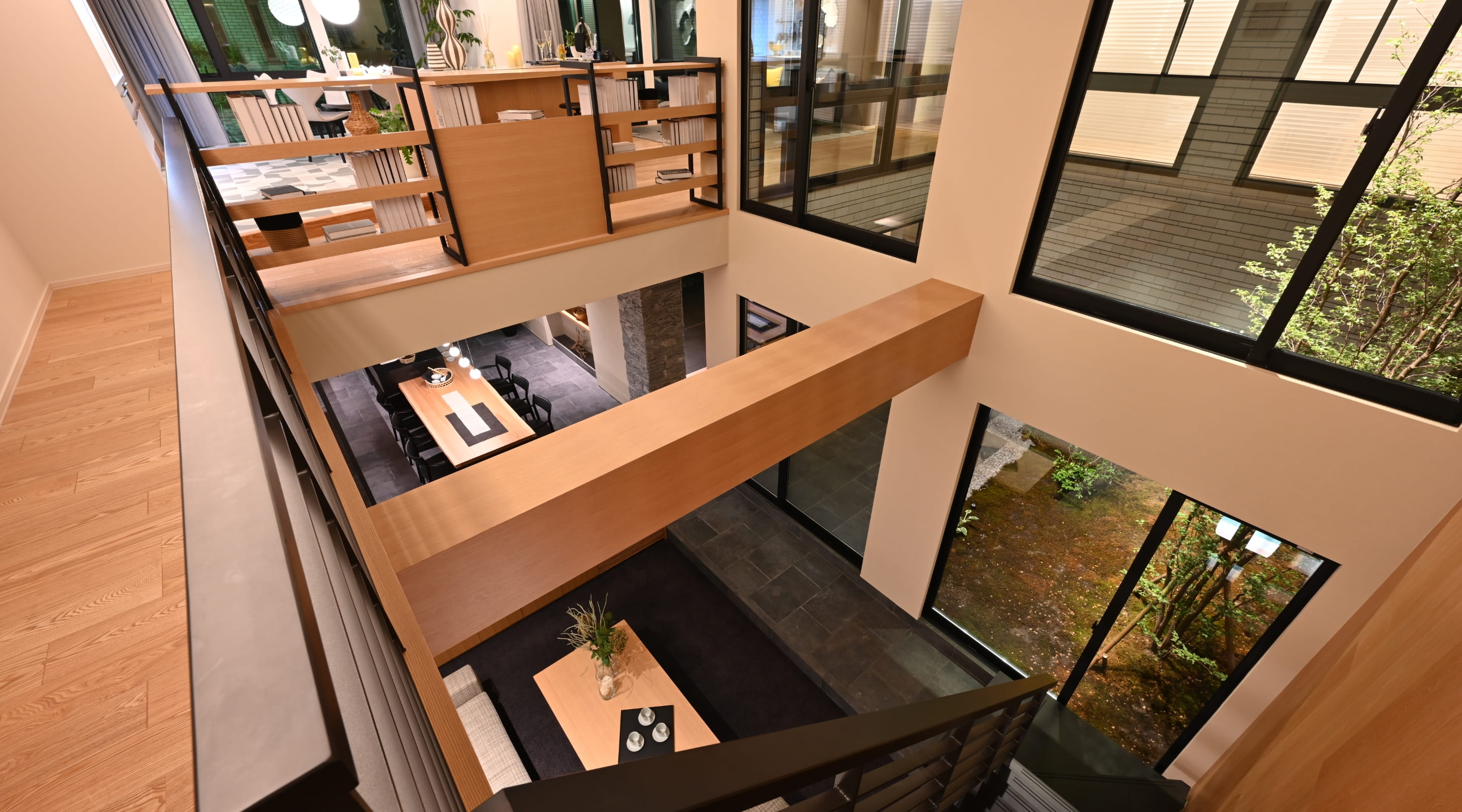 1、2階や中庭まで見渡せる開放感に満ちた吹き抜け