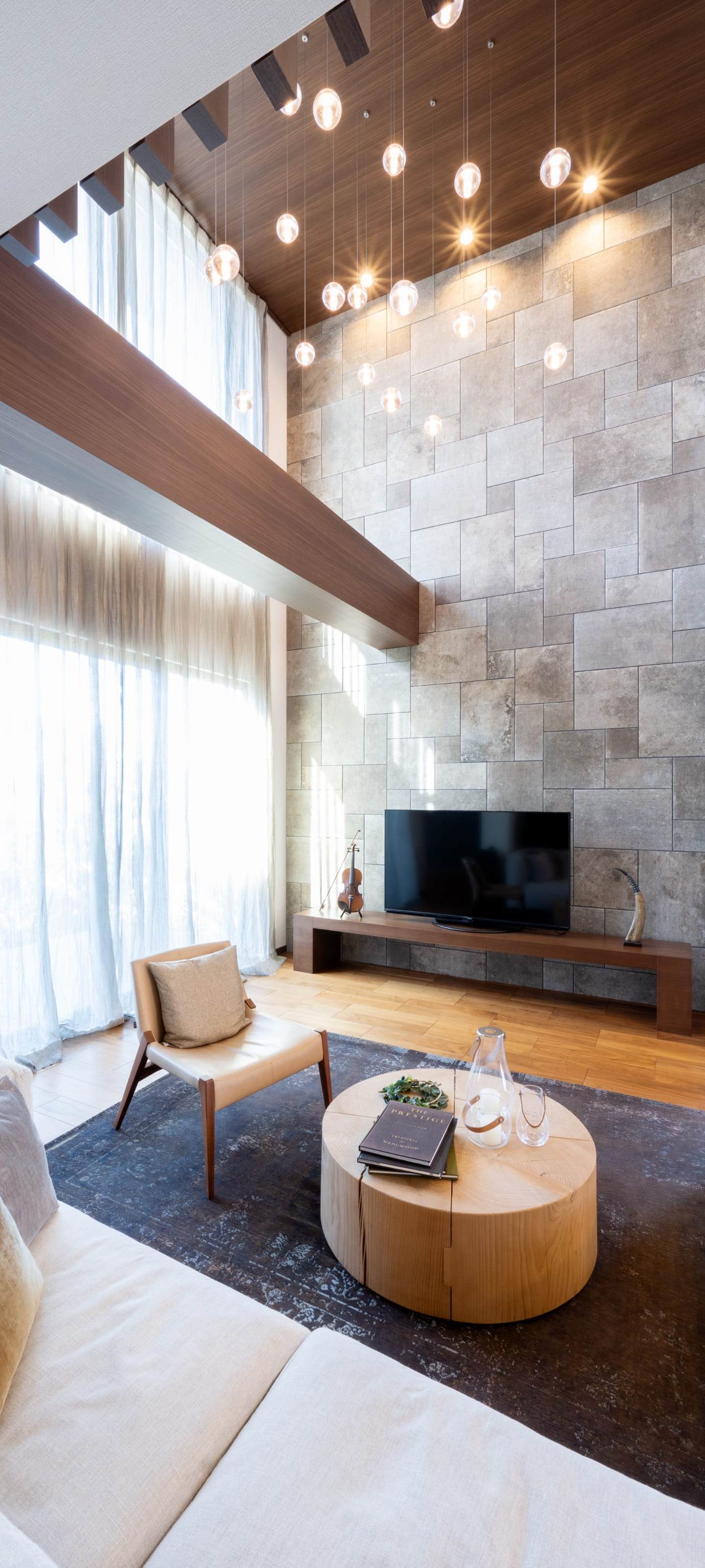照明による空間演出がホテルラウンジのようなリビング