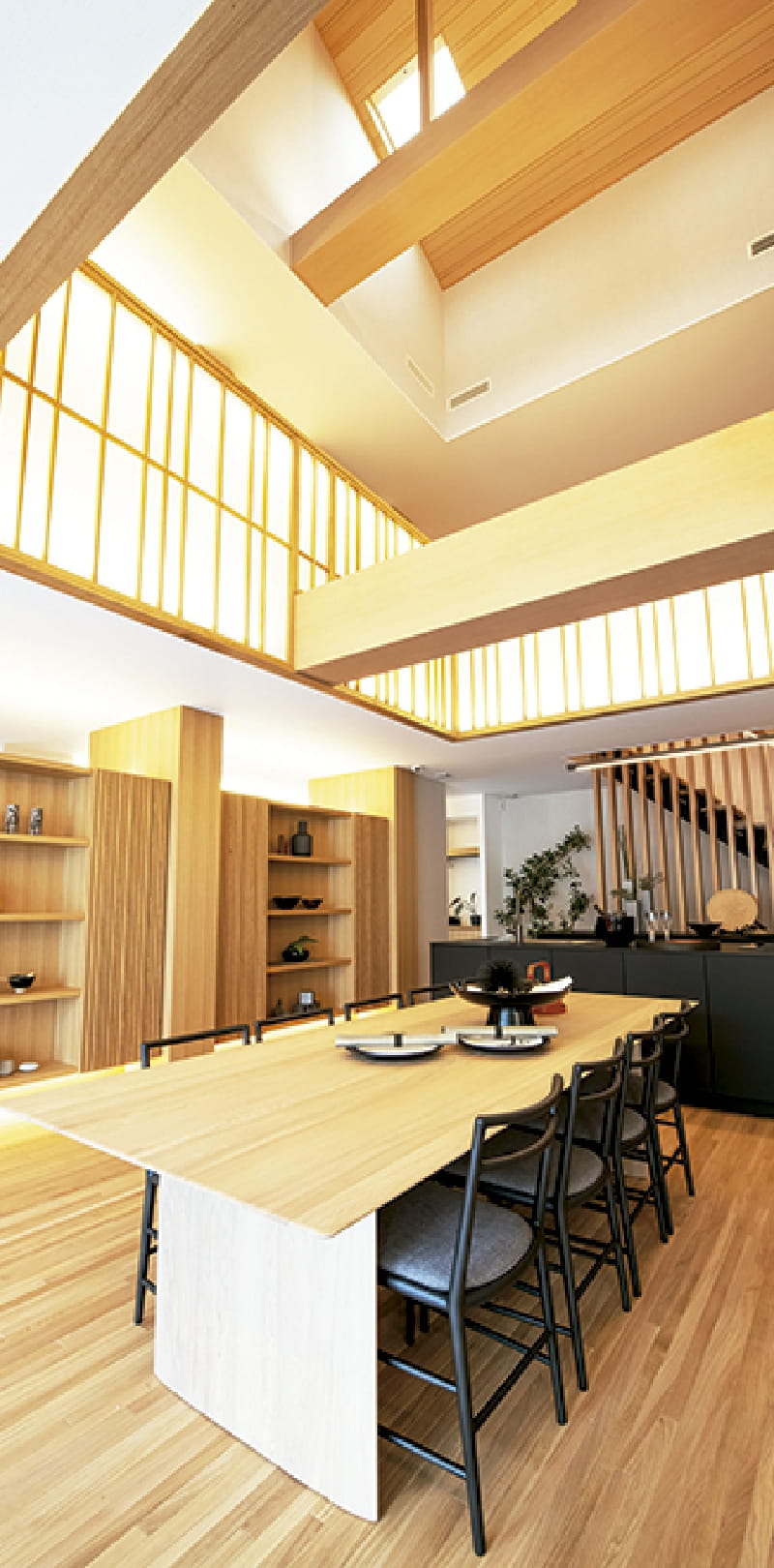 勾配天井の天窓からの光と、梁の美しさが堪能できる空間