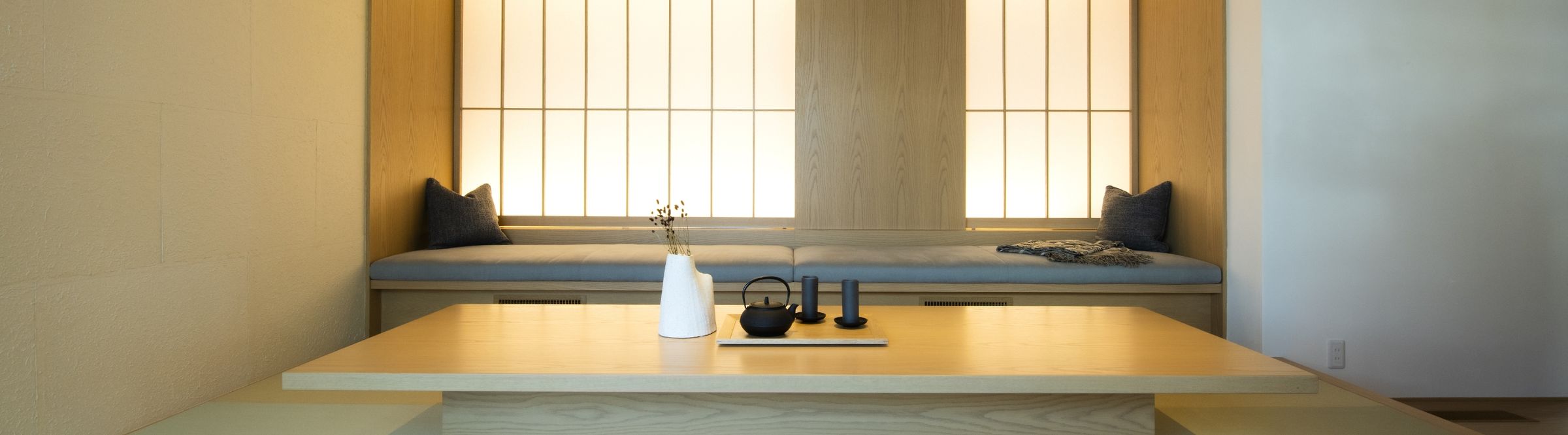 浦和展示場 - 凛とした設えと素材が響きあう寛ぎの空間