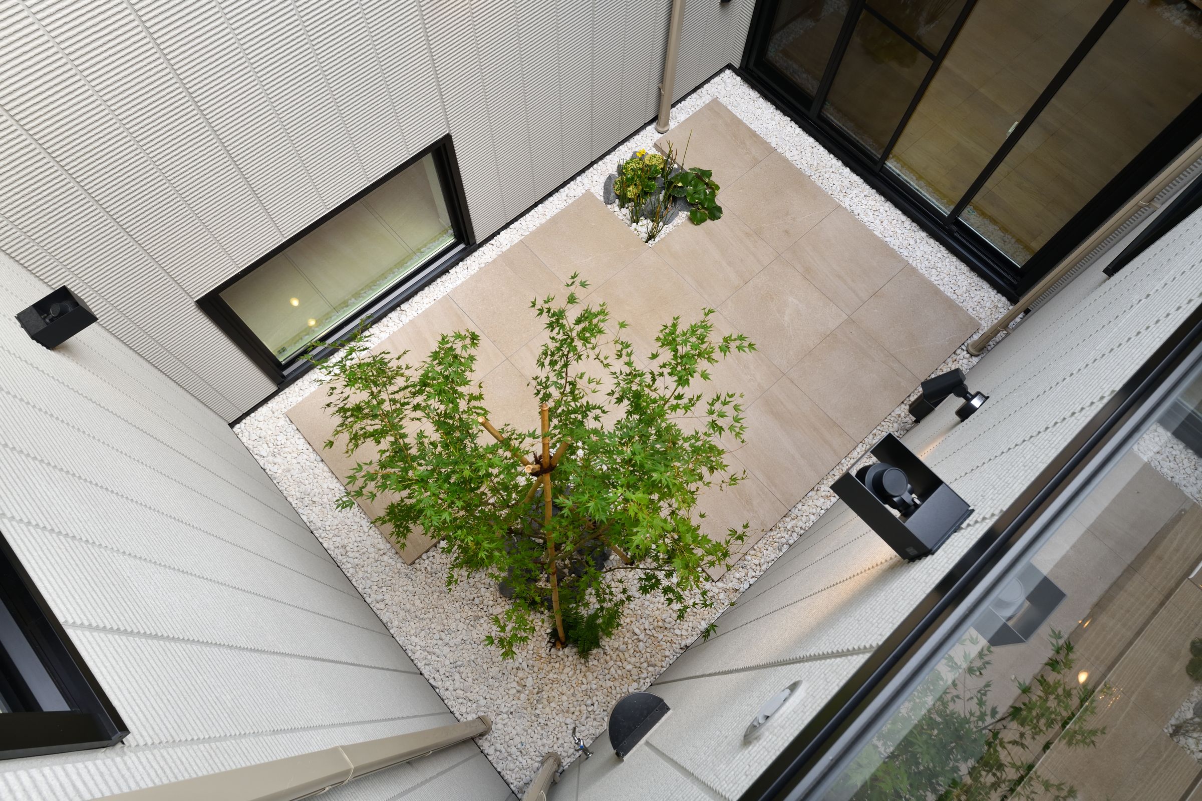 都市で自然を慈しむ、美しい坪庭のある暮らし。