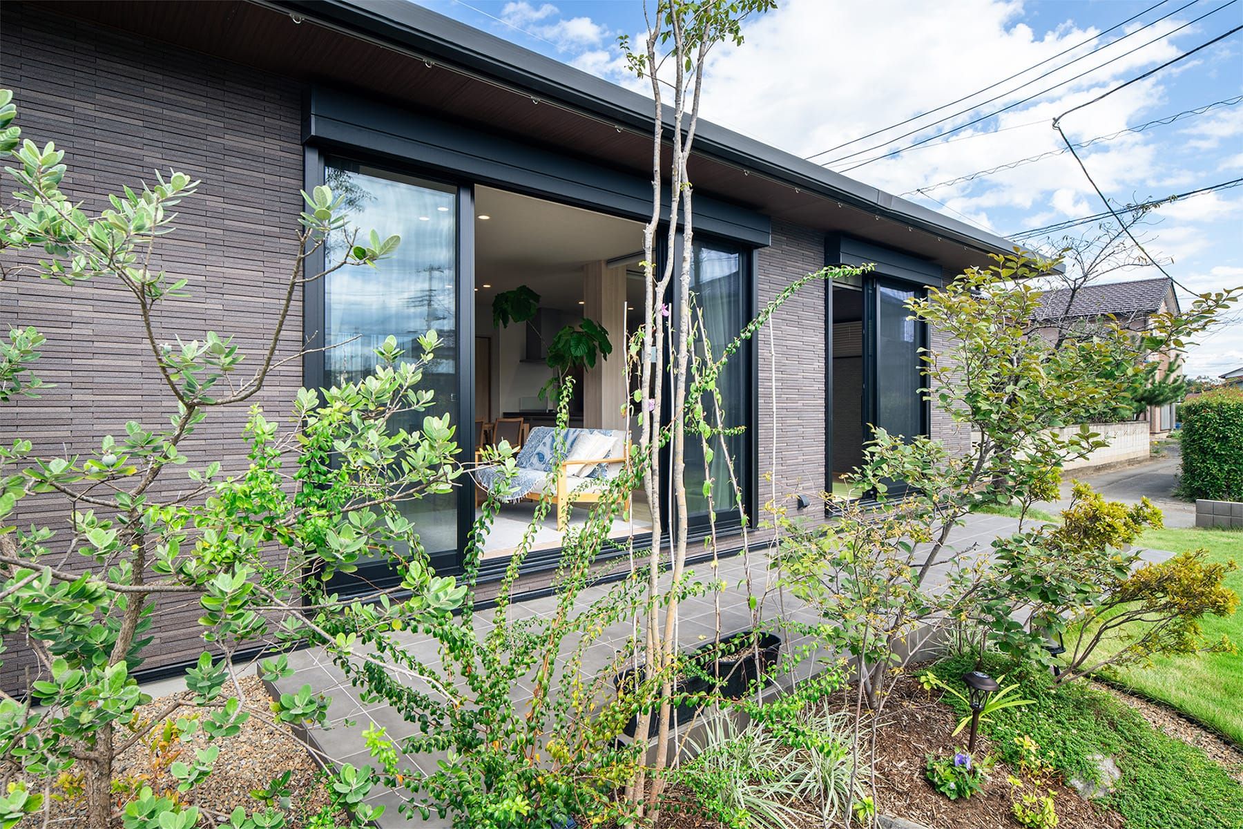 自然と共生し四季を堪能する、大開口窓のリビング。