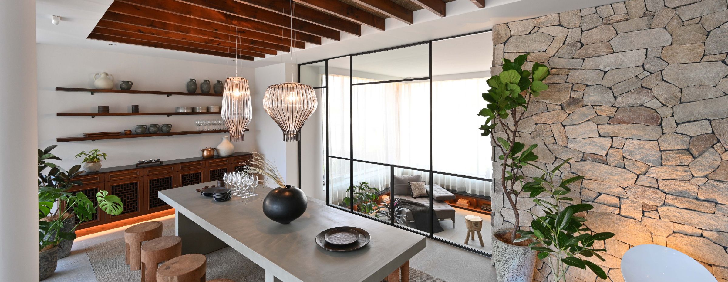 藤沢展示場 - 高級感と親しみを同居させた<br class="sm:inline">魅力的なデザイン