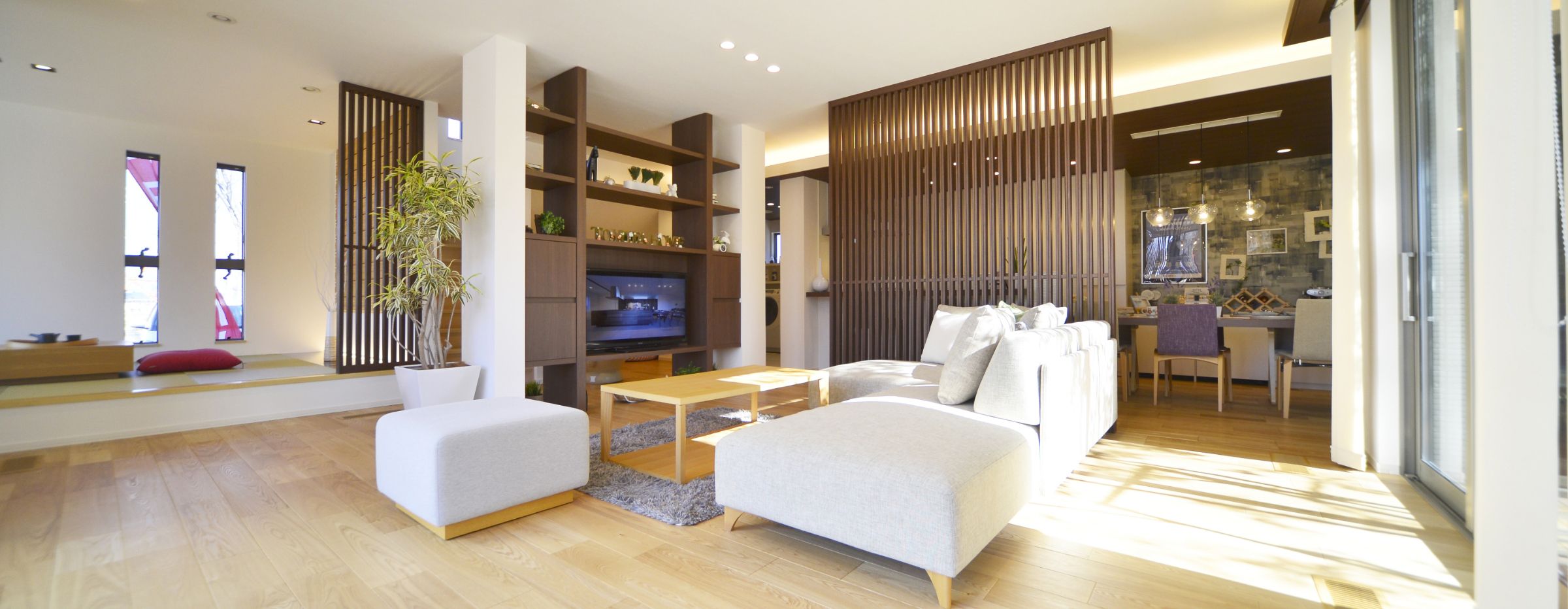 甲府展示場 - 暮らし心地がイメージできる、<br class="sm:inline">広がりあるスクエアな邸宅