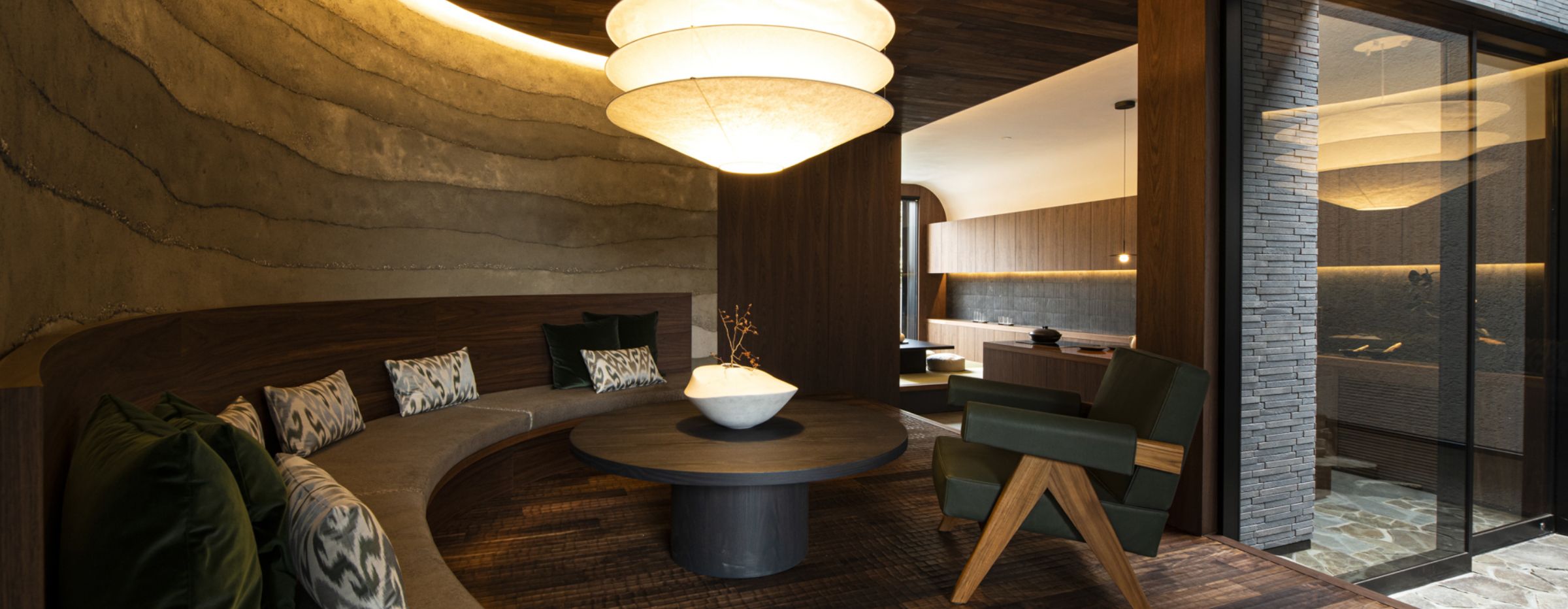 駒沢展示場 - 古き良き日本文化への誇りと、<br class="sm:inline">進取的な姿勢が生む伝統と洗練