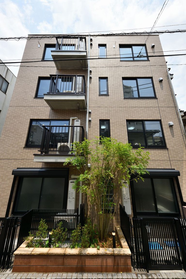 ブラックアイアンとタイルが印象的なRC賃貸住宅