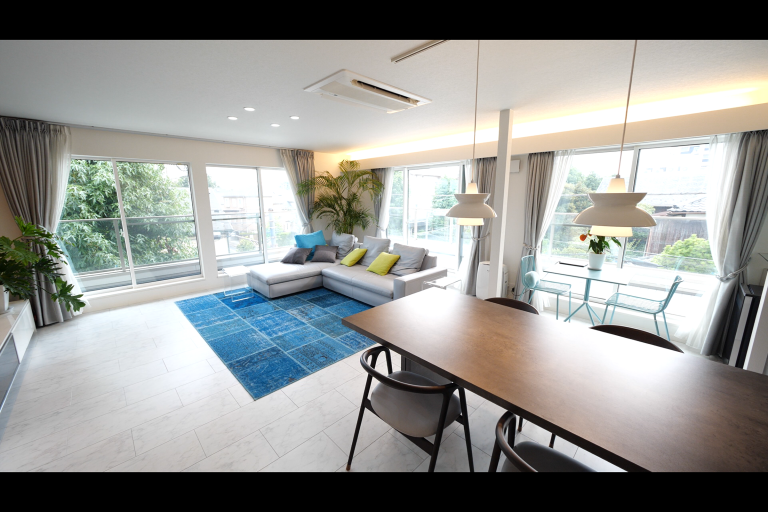 深い陰影と水平ラインが生み出す荘厳な佇まい