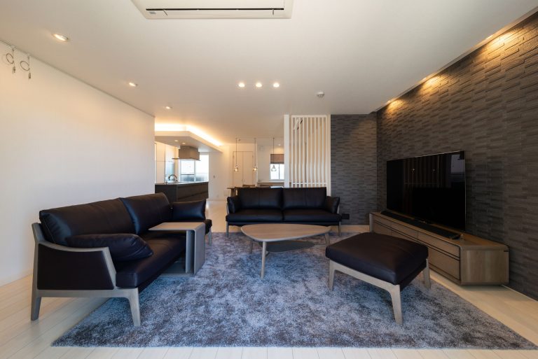 ヒルトップに佇むスカイガーデンのある家