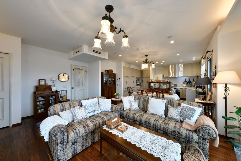 ロートアイアンとホワイトタイルの調和が美しい気品あふれる洋館