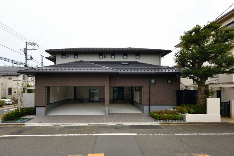 オーセンティックスタイルの事務所併用二世帯住宅