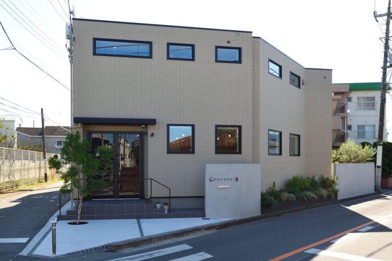 愛猫と暮らす、中庭を中心に回遊できる家