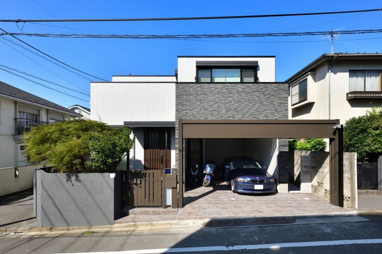 シアタールームのある二世帯住宅のガレージハウス