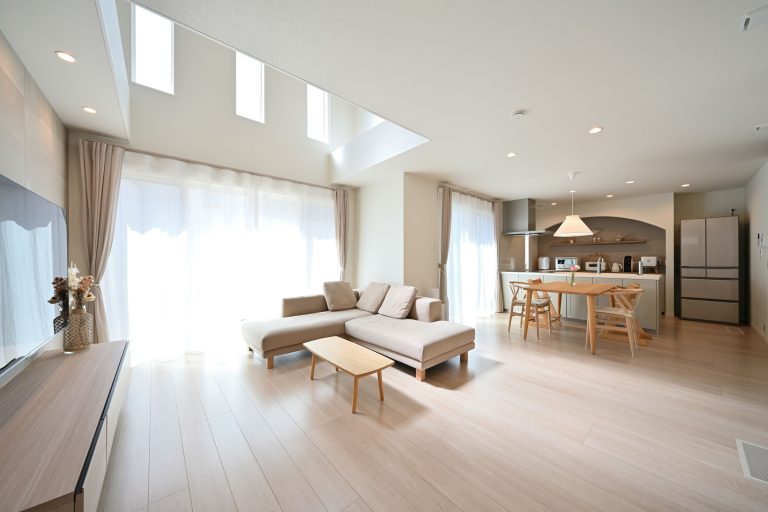 ウッドデッキに繋がるLDK。家族が集う光あふれる空間