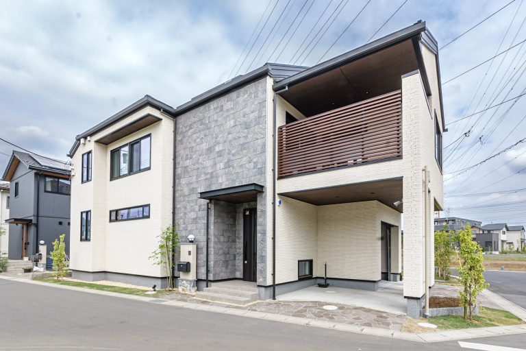 2階リビングならではの開放感と安心。視線を気にせず暮らしを楽しめる家