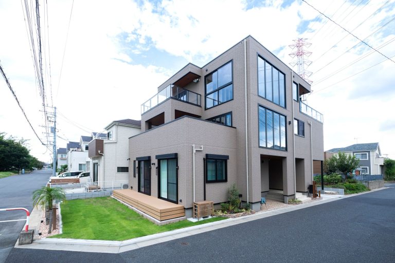 大開口・大空間の魅力に満ちた3階建ての邸宅