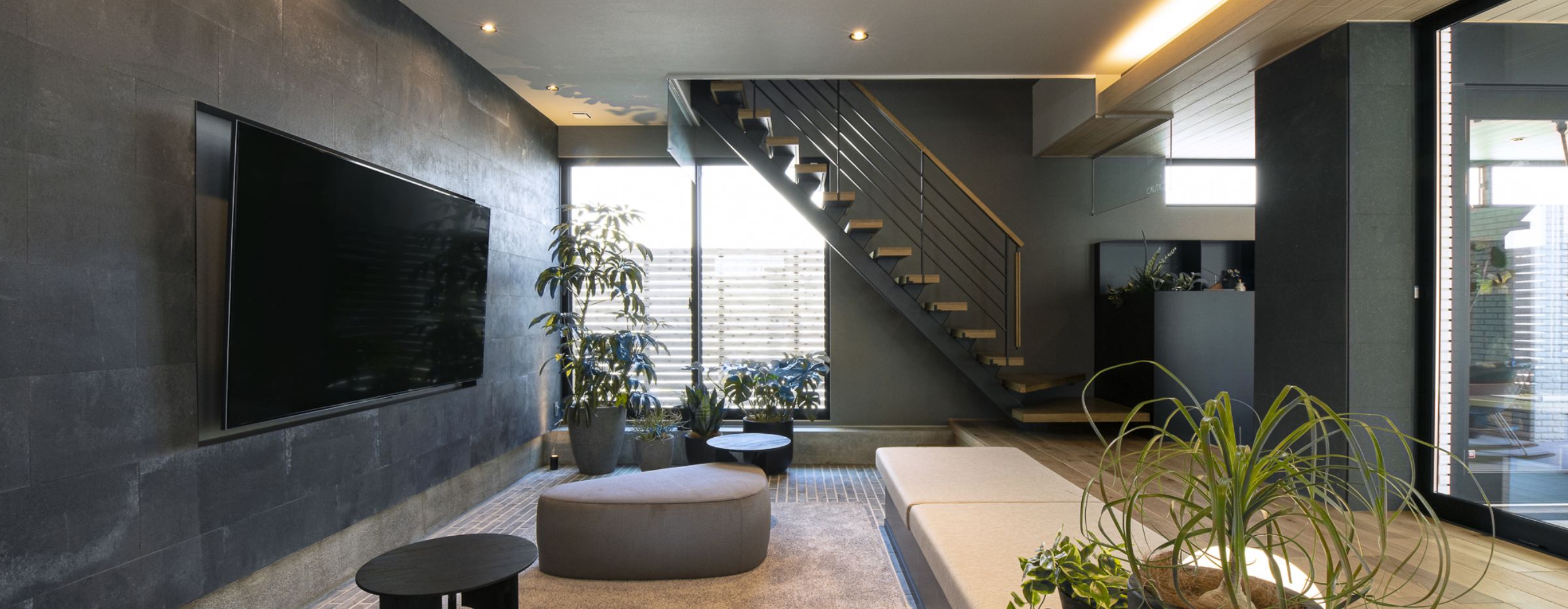 立川展示場 - 2台並列のビッグ・ガレージは<br class="sm:inline">無柱ならではの開放的空間