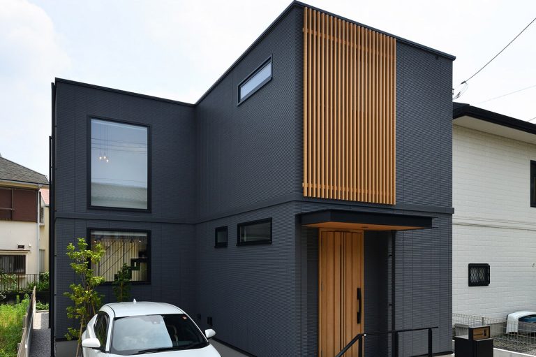 吹き抜け窓とテラスが生活を彩る、木調×グレーのモダンハウス