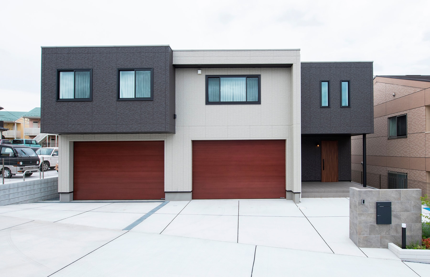 凹凸の陰影が生み出すスクエア型の洗練の佇まい - トヨタホーム